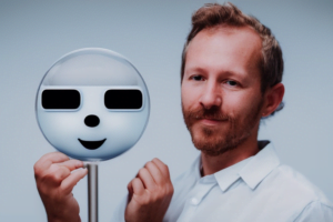 Cómo monetizar usando las IA: Un hombre aprovechando el potencial de la inteligencia artificial para generar ingresos